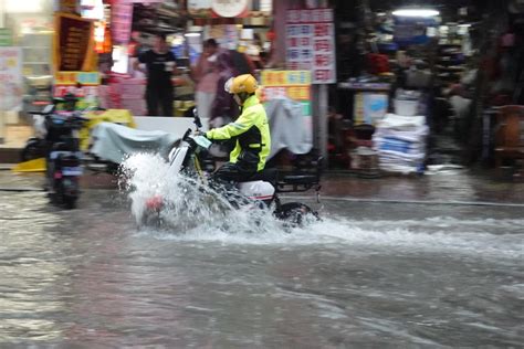 東莞水災|廣州番禺嚴重水浸 東莞有私家車水中自燃、道路隧道。